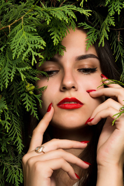 attraktives junges Model mit hellem Make-up posiert auf einem Hintergrund - Foto, Bild