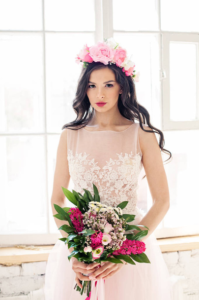 Модная модель со свадебным хайрстиком
 - Фото, изображение