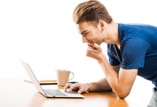 young man with a laptop  - Zdjęcie, obraz