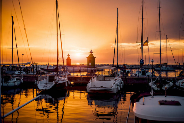 jachty v přístavu při západu slunce   - Fotografie, Obrázek