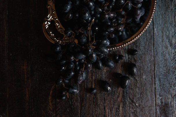 Bunch of grapes in bowl - Фото, зображення