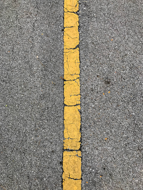 Asfalto de estrada com listra amarela
 - Foto, Imagem