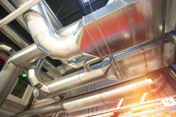 Tubos de ventilación y conductos de aire acondicionado industrial - Foto, Imagen
