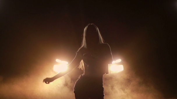 Örömteli nő táncol autó fényszórói, éjszaka - Felvétel, videó