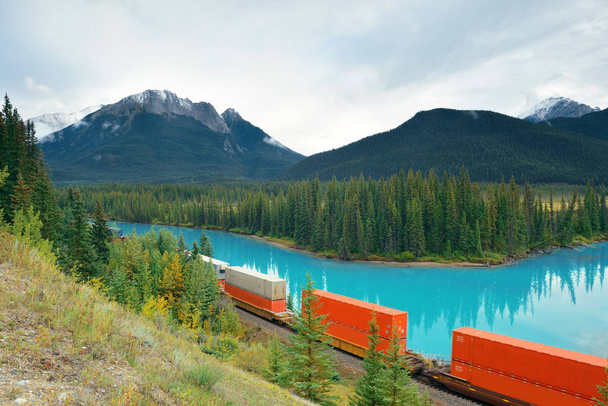 Tren de carga y bosque del lago
 - Foto, Imagen