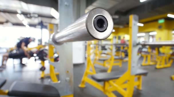 Barbell in Fitness Gym - interieur van fitnessclub - Video