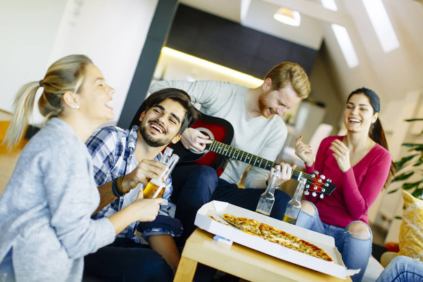 Group of young people having pizza party - Foto, Bild