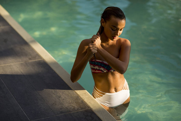 Mladá žena relaxuje u bazénu - Fotografie, Obrázek