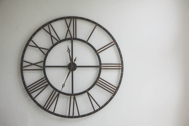 Старые часы из кованой железной стены
  - Фото, изображение
