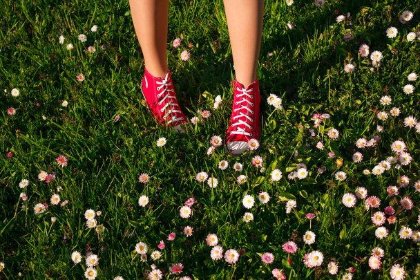 Tizenéves lábak cipők  - Fotó, kép