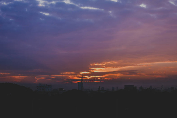 Romantický západ slunce obloha s nadýchanými mraky a krásné těžkým povětrnostním - Fotografie, Obrázek