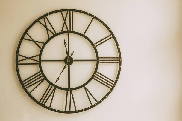 Παλιό ρολόι φτιαγμένο από τοίχων επεξεργασμένου σιδήρου  - Φωτογραφία, εικόνα