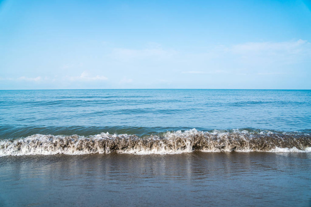 Małe fale na wybrzeżu morza, piękny błękitny krajobraz morski - Zdjęcie, obraz