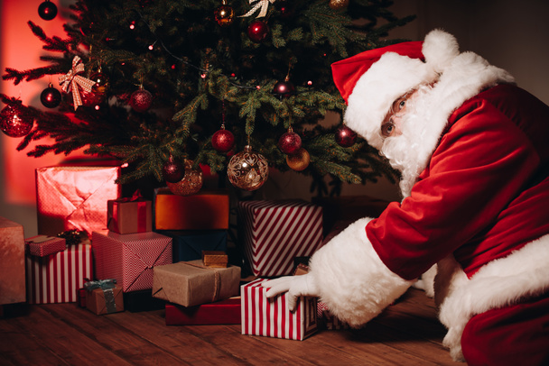 Babbo Natale con regali sotto l'albero di Natale
 - Foto, immagini