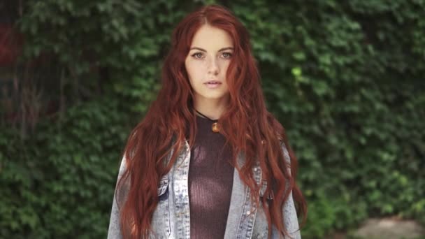 Yakın çekim ifade gözlü güzel bir kızıl saçlı kız portresi. 20'li - Video, Çekim