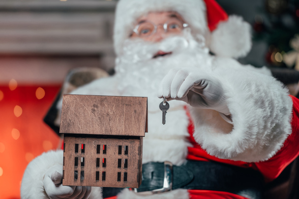 Santa ház modell és kulcs - Fotó, kép