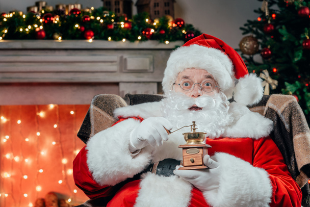 Άγιος Βασίλης με μύλο καφέ - Φωτογραφία, εικόνα