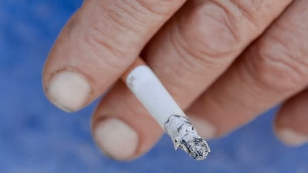 Hand mit brennender Zigarette - Filmmaterial, Video