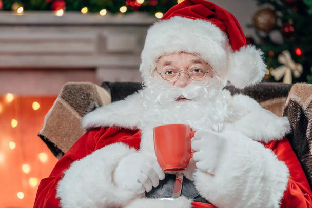 Weihnachtsmann trinkt Kaffee - Foto, Bild