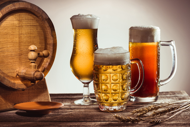 barrel and different beer in glasses - Foto, imagen