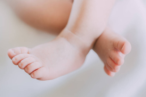 Photos closely at the foot of tiny baby  - Fotoğraf, Görsel
