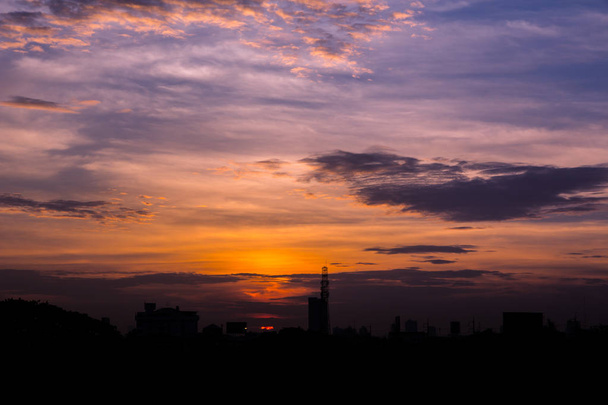 ふわふわ雲と美しい重差と気候の夕焼け空 - 写真・画像