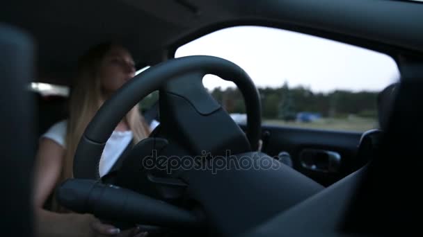 Magabiztos nő vezetés autó a város utcájában - Felvétel, videó