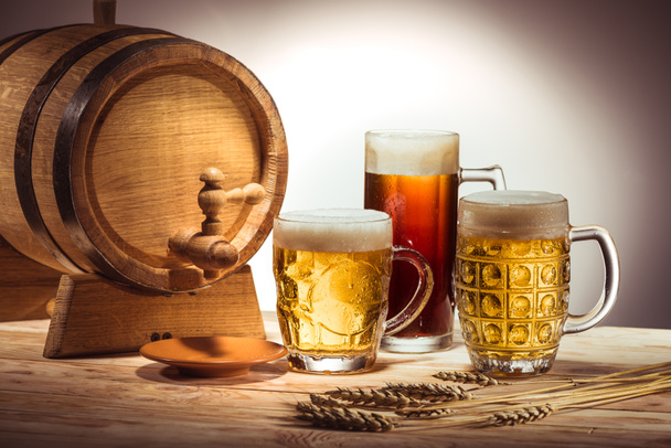 barrel and different beer  - Фото, зображення