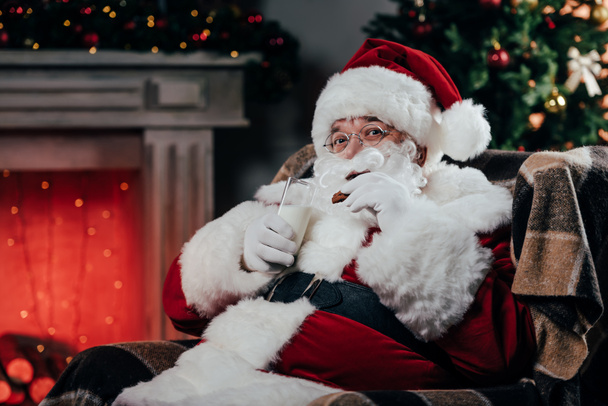 Santa s cookies a mléko - Fotografie, Obrázek