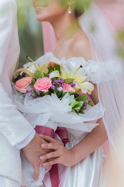 Bir buket çiçek ile bir düğün günün kutlu olsun tutan Çift  - Fotoğraf, Görsel