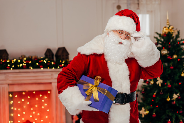 Papai Noel com presente   - Foto, Imagem