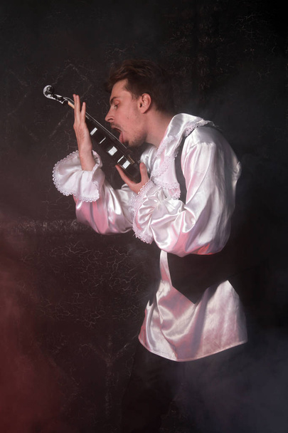 талантливый композитор с черной скрипкой
 - Фото, изображение