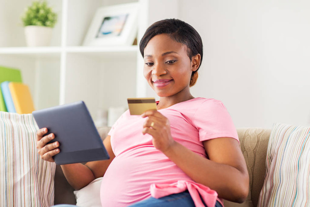 pregnant woman with tablet pc and credit card - Foto, Imagen