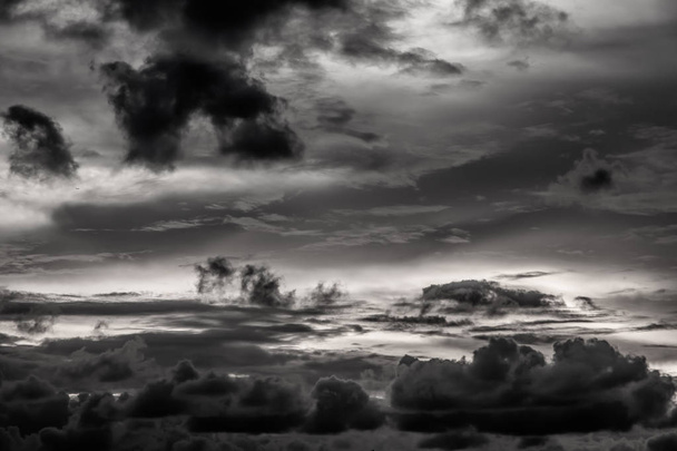 Романтическое небо заката с пушистыми облаками и красивой тяжелой росой
 - Фото, изображение