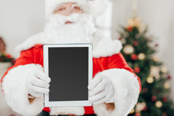 Weihnachtsmann präsentiert Tablet - Foto, Bild