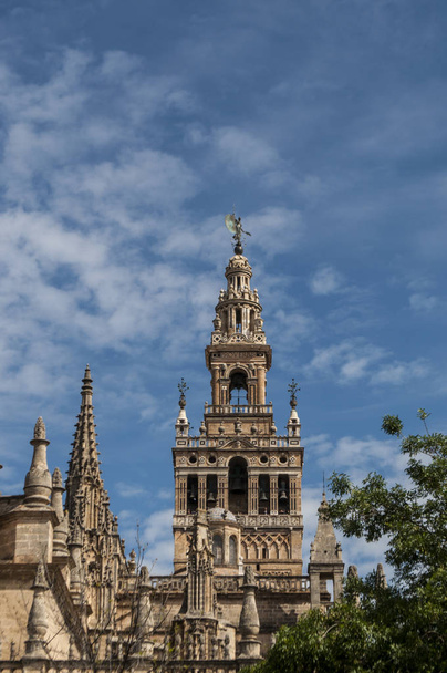 スペイン: ラ ヒラルダの塔の景色、セビリア大聖堂の鐘楼ミナレットとして時代に建てられた、ムーア イスラム教徒の追放後スペインの征服者によって追加されたルネッサンス スタイルのトップに - 写真・画像