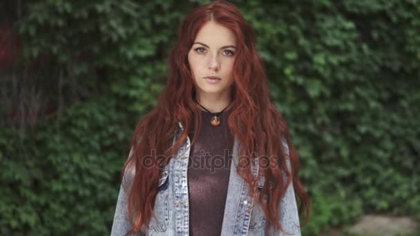 Vértes portréja gyönyörű vörös hajú lány egy huncut mosoly. 20s. lassú mozgás - Felvétel, videó