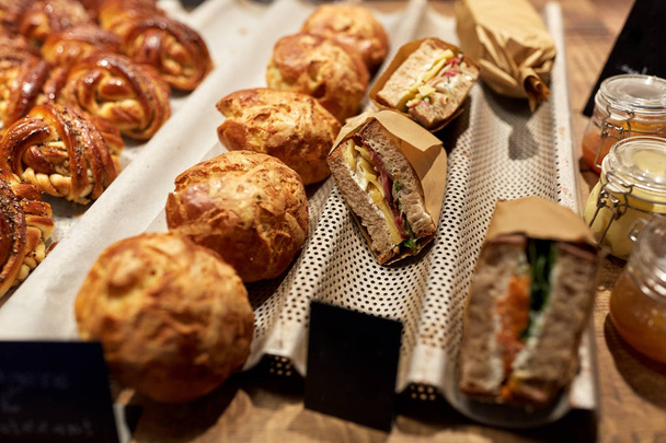 Brot und Sandwiches mit Preis im Lebensmittelgeschäft - Foto, Bild