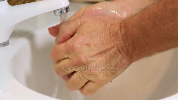 Banyoda sabunlu ellerini yıkayan adam. - Video, Çekim