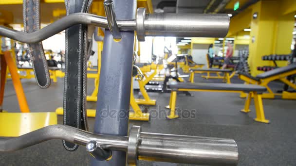 Ablage für Gewichthanteln im Fitnessstudio - Innenraum des Fitnessclubs - Filmmaterial, Video