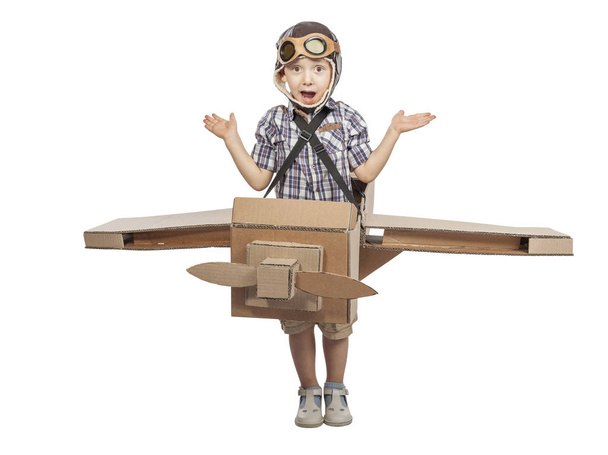 ダン ボール飛行機を持つ子供 - 写真・画像
