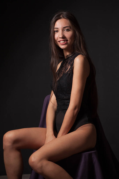 Studio uzun kıvırcık saçlı seksi güzel kız. Genç çekici kadın - Fotoğraf, Görsel