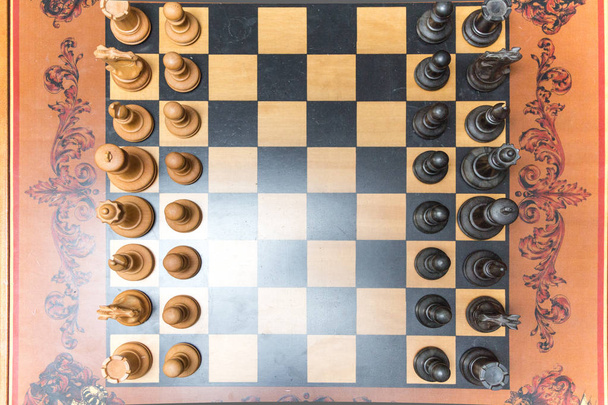 dřevěné šachové figurky na šachovnici venkovní na slunečný den, král v zaměření - Fotografie, Obrázek