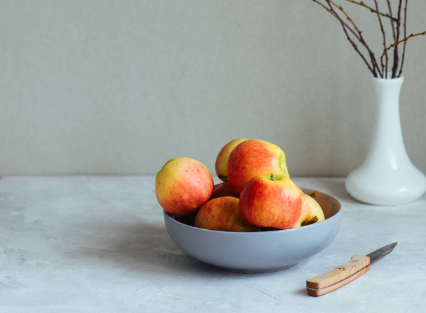 Ripe apples in a bowl on a white background. Autumn mood concept - Φωτογραφία, εικόνα