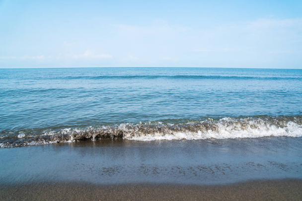Маленькие волны на морском побережье, красивый голубой морской пейзаж
 - Фото, изображение