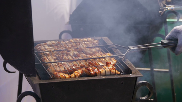 Κρέας κοτόπουλου μαγείρεμα στην ψησταριά. Αργή κίνηση - Πλάνα, βίντεο