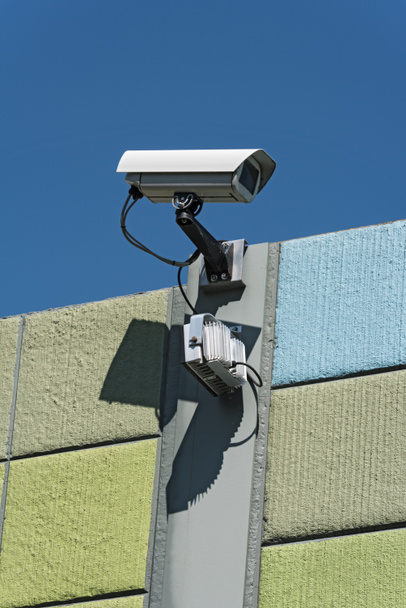 Caméra de sécurité sur un mur coloré avec vue sur les côtés opposés
 - Photo, image