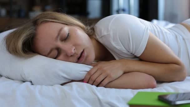 Mujer joven bonita roncando en la cama
 - Imágenes, Vídeo