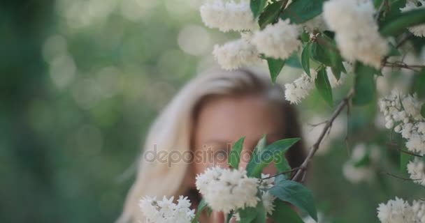 Young naturally beautiful woman relaxing in a sunny park.  - Filmmaterial, Video