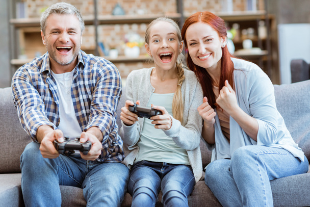 Famiglia che gioca al videogioco - Foto, immagini